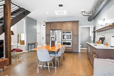 Want an elegant dinner with friends?