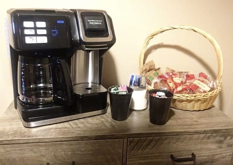 Brew a full pot of coffee for your whole crew or enjoy single serve k-cups!