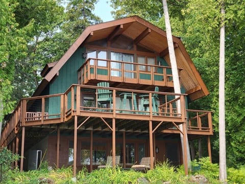 Front of cottage facing beach
