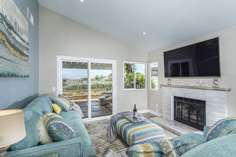 Ocean view! Fresh remodeled modern living room, gas fireplace, 65" smart TV!