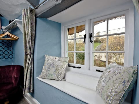 Charming window seat with garden view | Sea Glass Cottage, Holcombe, Teignmouth