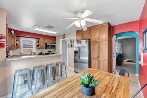 Fridge/Freezer/Ice Maker-Extra seating area