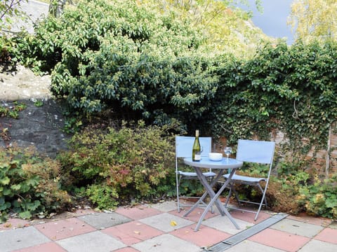 Paved patio area with table and chairs | Little Tigh Craggan - Tigh Craggan Cottages, Weem, near Aberfeldy