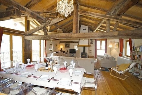 stunning dining area and lounge