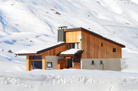 Stand alone chalet with skiing back to the door ( off piste )