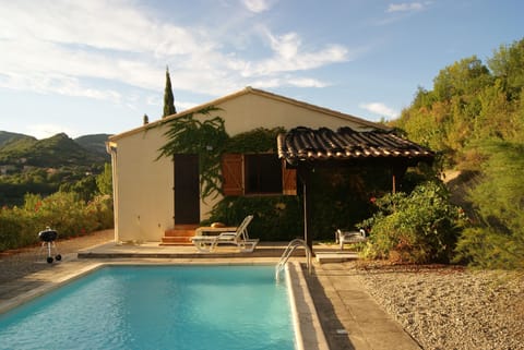 Les Hirondelles (pool area)