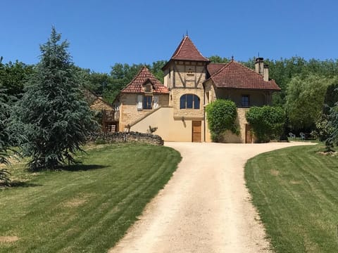 Stunning driveway leading to the farmhouse.