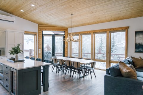 Dining room table for 10 with outdoor views of the mountains. 