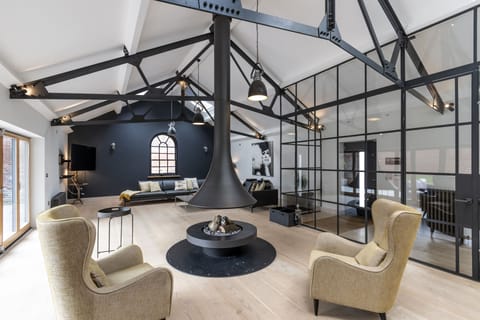 Large contemporary living space with open fire  (SandiLodge)