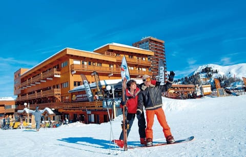 Be the first to the ski lifts thanks to the ski-in/ski-out location.