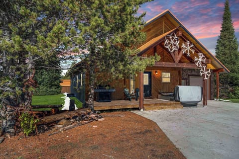 Huckleberry Hollow ~ hot tub, propane grill, and fire pit on front deck to enjoy with your group!