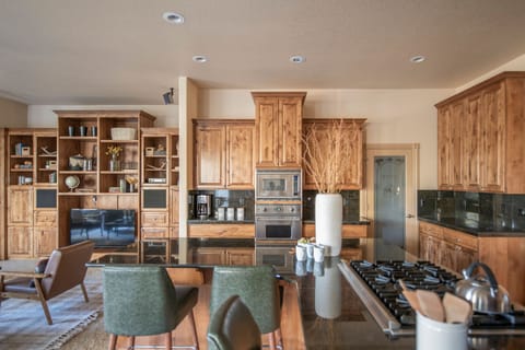 Kitchen and breakfast bar.