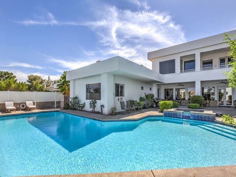 Gorgeous Villa with covered patio, BBQ, commercial size 9ft deep pool with spa