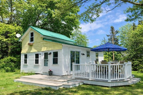 Welcome to Cottage Rose!
Located on Orrs Island and just a short walk to the Cribstone Bridge.