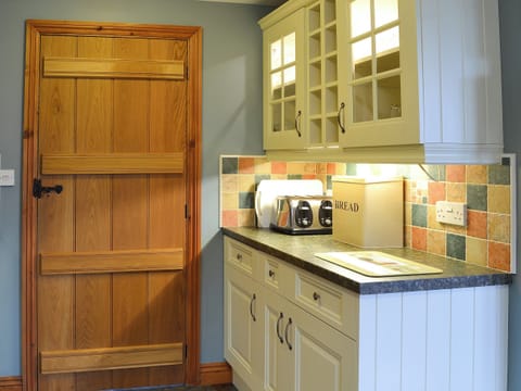 Farmhouse style kitchen with separate utility room | Chalgrove - Ffinnant, Soar, near Brecon