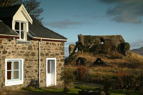 Castle Cottage with Aros Castle in the background