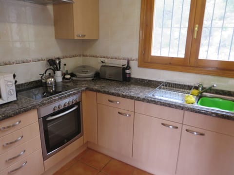 Kitchen with oven, microwave, Foreman grill. An electric kettle was added 2016.