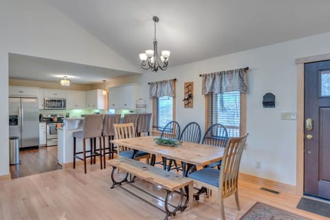 Dining area for 8, plus bar seating for 4