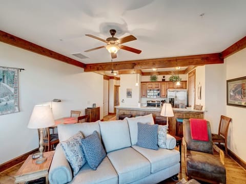 Open Floor Plan--- Kitchen/Living Rooms