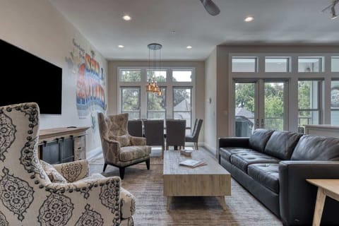 Modern Townhome in the heart of King William  - walk to Riverwalk, Convention Center, the Alamo and local restaurants.
