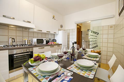 The kitchen with dining table x 6