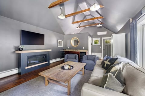 Private Studio space off the kitchen with a private 3/4 bathroom. Queen Murphy bed to create a secondary suite.