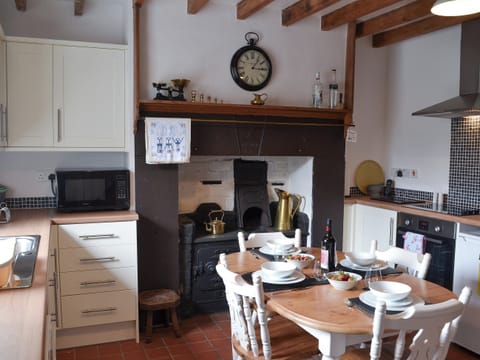 Kitchen / diner | Bwthyn Pabi, Penmachno, near Betws-Y-Coed