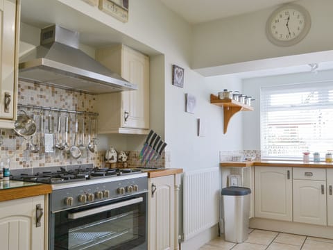 Fully appointed fitted kitchen | Wheelhouse 21, Amble
