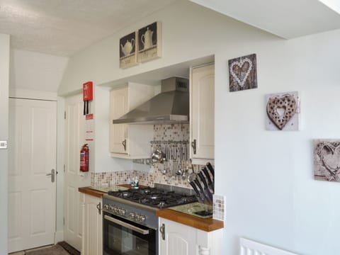 Well-equipped fitted kitchen | Wheelhouse 21, Amble