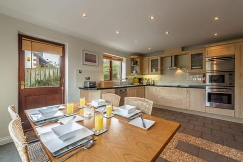 The Summerhouse, Roserrow. Ground floor: Open-plan dining kitchen