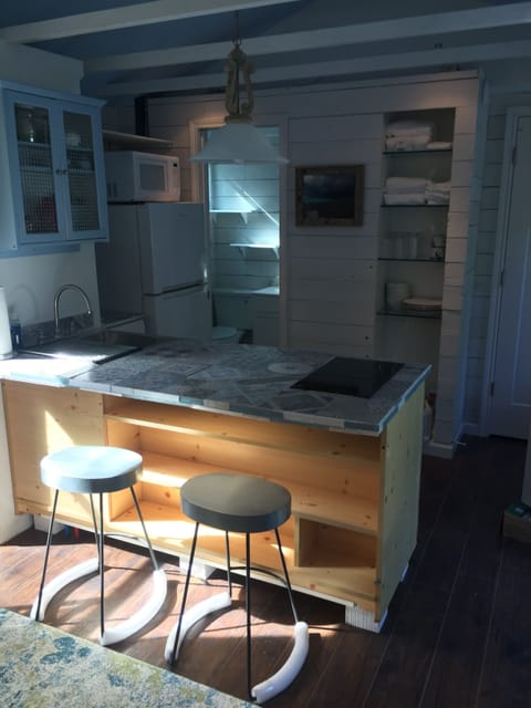 The island can serve as a work or eating space with moveable bar stools.