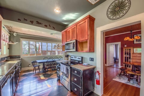 Gorgeous Kitchen that's fully stocked with all the essentials.