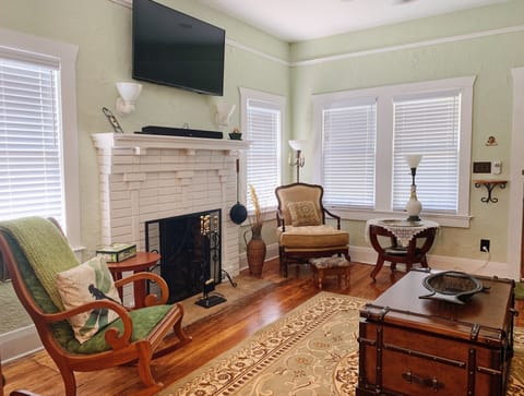 working wood fire place, smart tv 