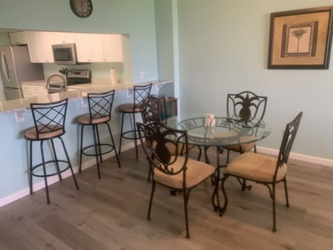 Dining area with seating for 7 people.