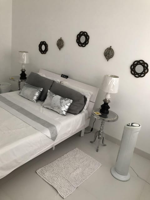 Modern double bedroom with ceiling fan