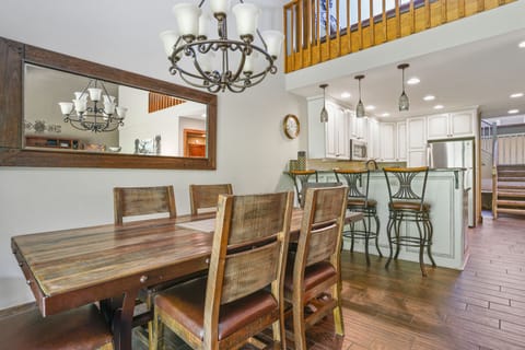 Dining/breakfast bar