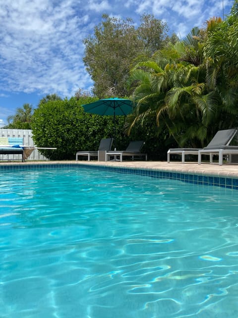 4 chaise lounges and 1 double chaise