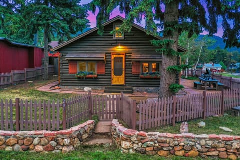 Sugar Shack Lodge - a historic 1930’s cabin that has been immaculately updated. Private hot tub, dog friendly with a fenced-in yard and amazing views of Pikes Peak. Retro kitchen appliances, fully stocked for home cooked meals. 