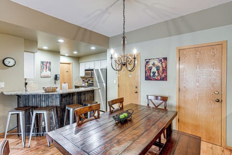 Dining Area | Dishes & Flatware Provided