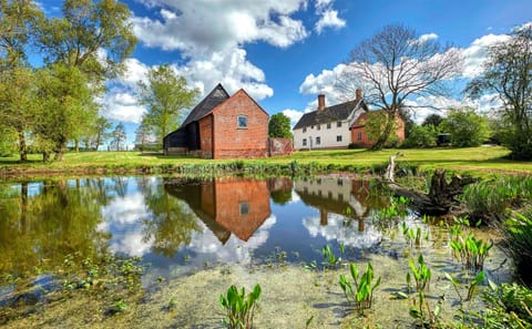 Brook Farm is a grade II* listed farm with 2.3 acres