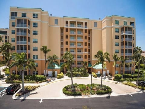 Beautiful Building with private pool, great parking area.  Friendly people