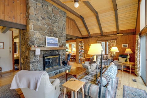 North River Vacation Rental | 5BR | 2.5BA | 2,700 Sq Ft | Stairs Required