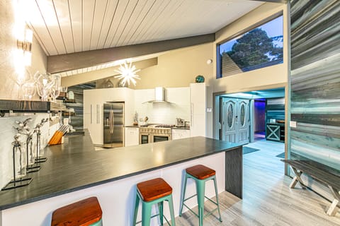 peninsula and kitchen