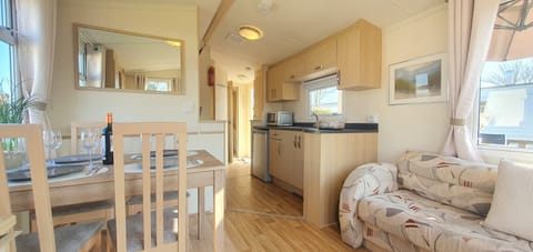 Television, Sofa, Dining table, Living room - EEZZ