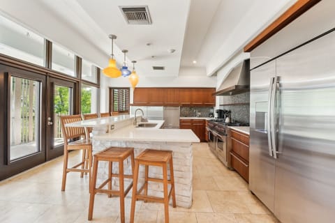 Fully Equipped Kitchen, Breakfast Bar