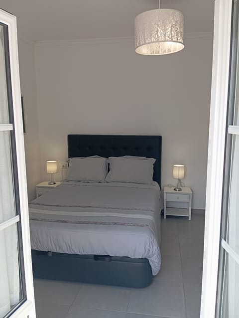 Quarto com cama de casal, casa de banho privativa e grande varanda