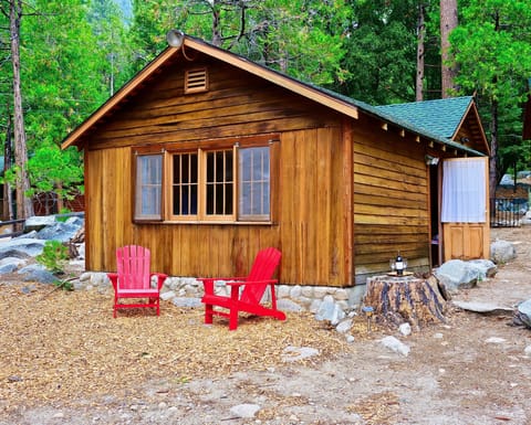 Lounge outside and soak in the beautiful mountain scenery. - Lounge outside and soak in the beautiful mountain scenery.