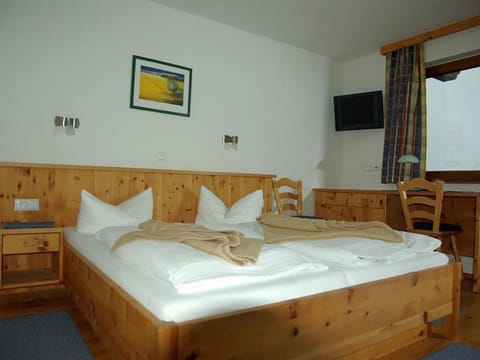 Double room with south-facing balcony - Almhotel Fichtenheim House in Carinthia, Austria