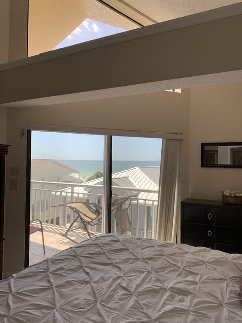 Wake up to gorgeous oceanfront views!