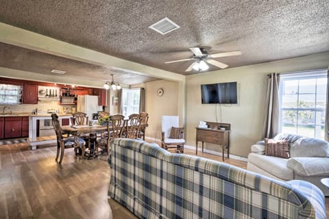 Living Room | Free WiFi | Flat-Screen TV | Central A/C & Heat